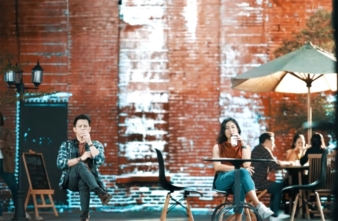 Khayalan Tingkat Tinggi, sekuel dari Menghapus Jejakmu dari grup musik NOAH, kembali menggandeng Dian Sastro sebagai model video klip.